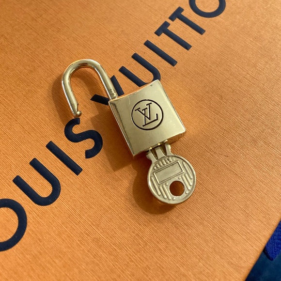 LV #217 Vintage Padlock & Key Set 200 Series - Picture 4 of 5